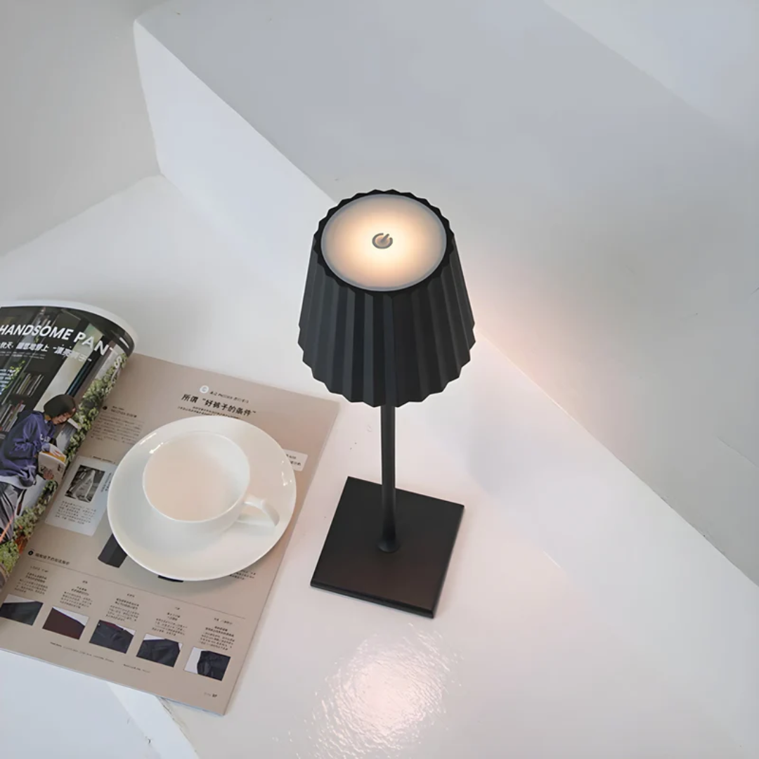 Skandynawska wodoodporna aluminiowa ładowalna lampa stołowa z funkcją ściemniania
