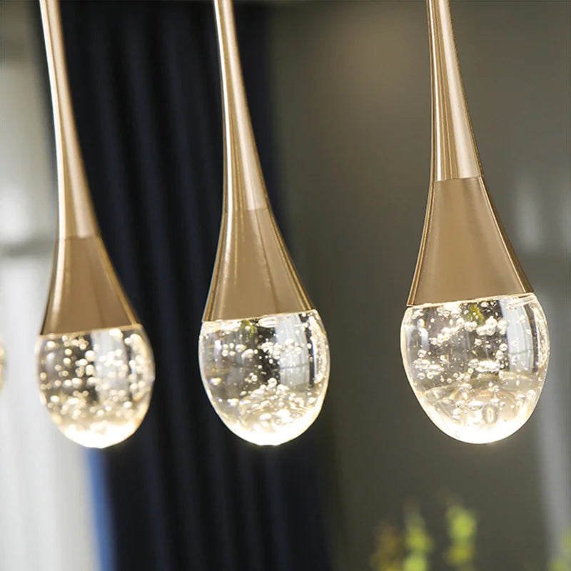 Minimalistyczna lampa wisząca z opadającym szklanym kloszem i regulacją wysokości