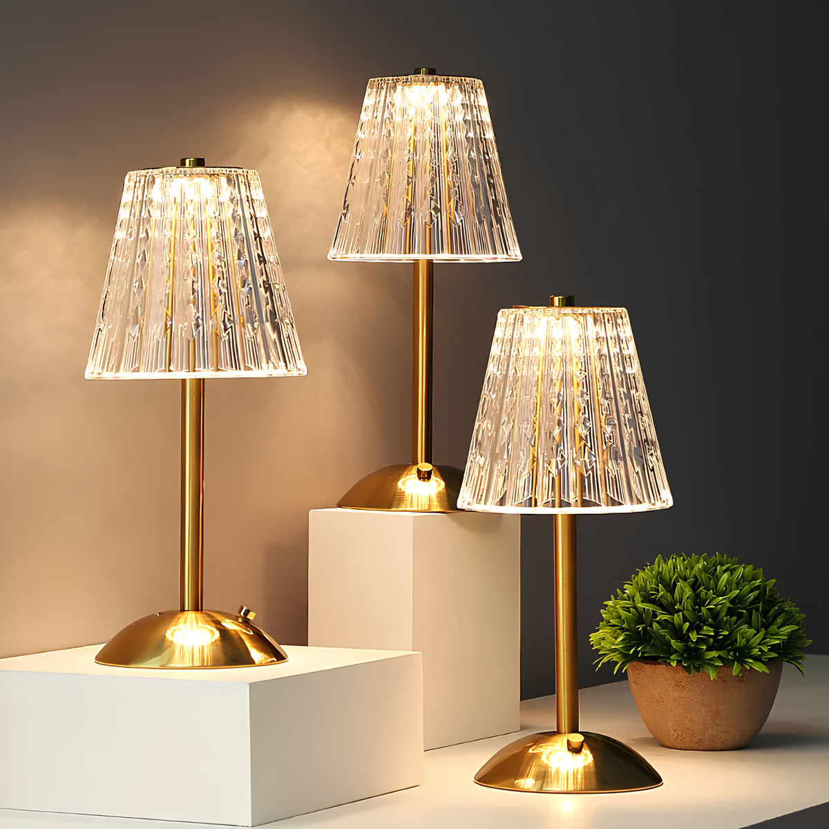 Ładowalna lampa stołowa z kloszem imitującym kryształ, szczotkowanym aluminium i sterowaniem dotykowym
