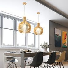 Ręcznie wykonana rustykalna lampa wisząca z litego drewna o naturalnym usłojeniu
