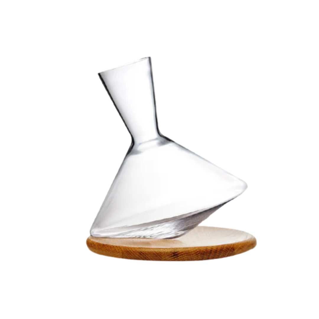 Kanciasta szklana karafka do wina z obrotową konstrukcją i drewnianą podstawą