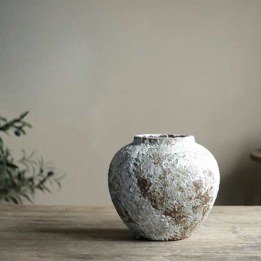 Minimalistyczny dekoracyjny ceramiczny wazon z kamiennym wykończeniem do salonu