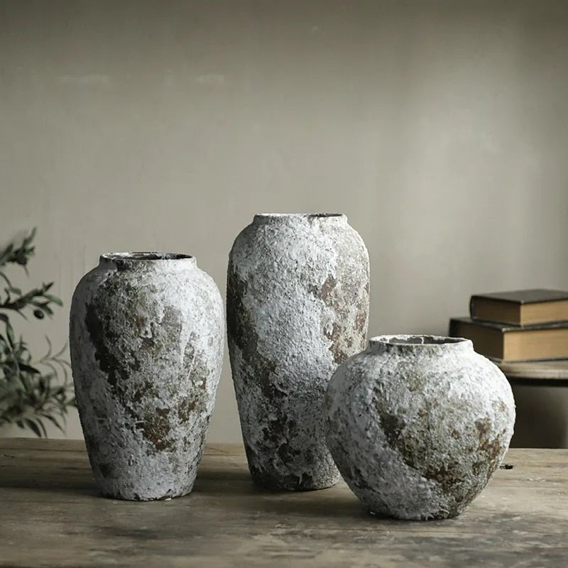 Minimalistyczny dekoracyjny ceramiczny wazon z kamiennym wykończeniem do salonu