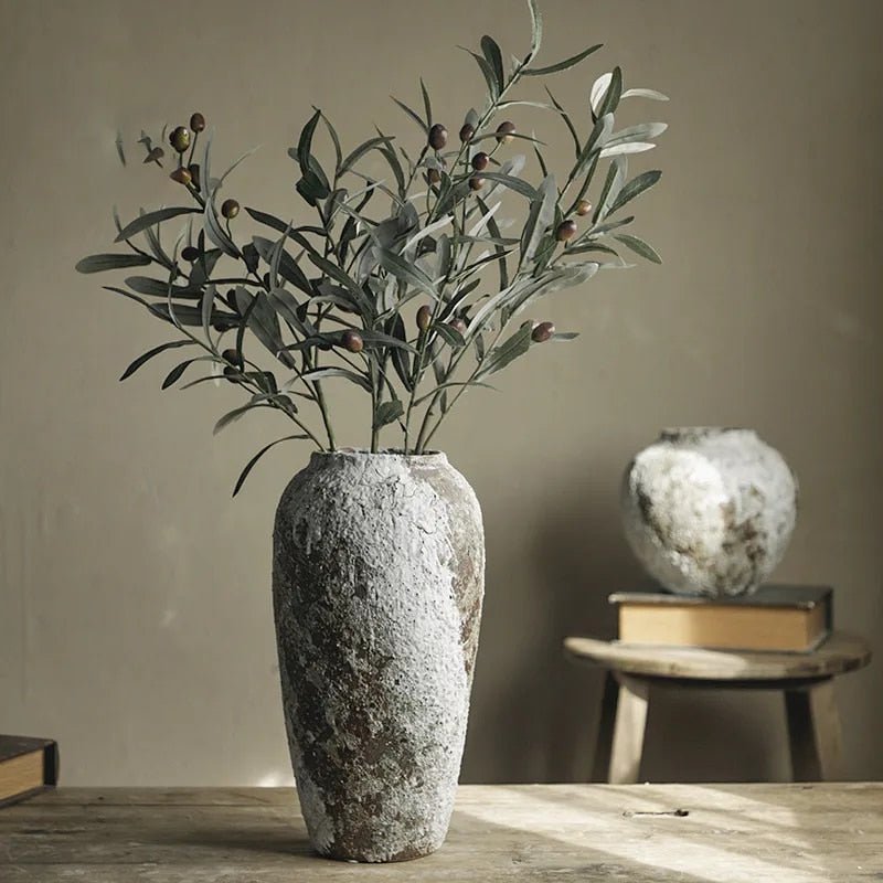 Minimalistyczny dekoracyjny ceramiczny wazon z kamiennym wykończeniem do salonu