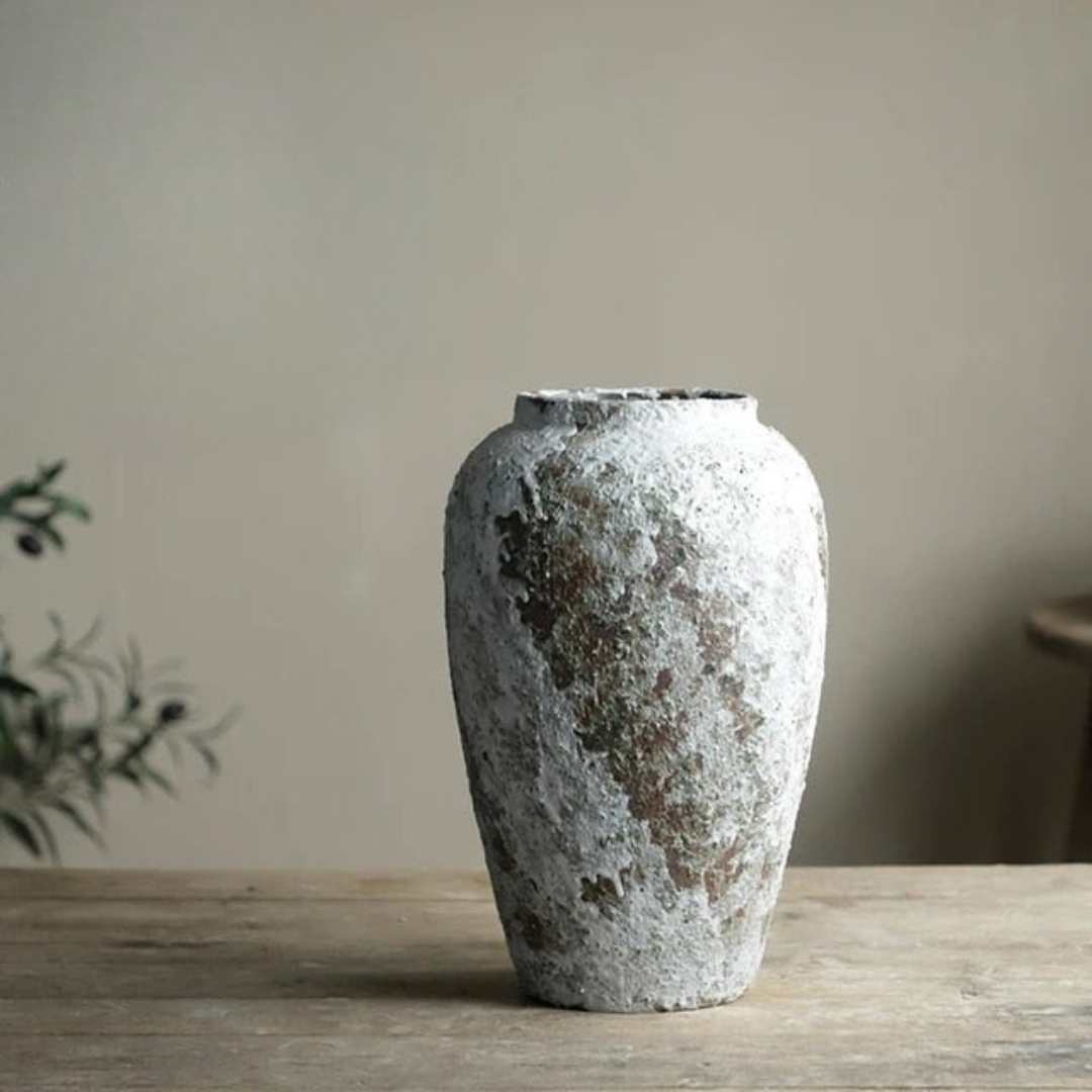 Minimalistyczny dekoracyjny ceramiczny wazon z kamiennym wykończeniem do salonu