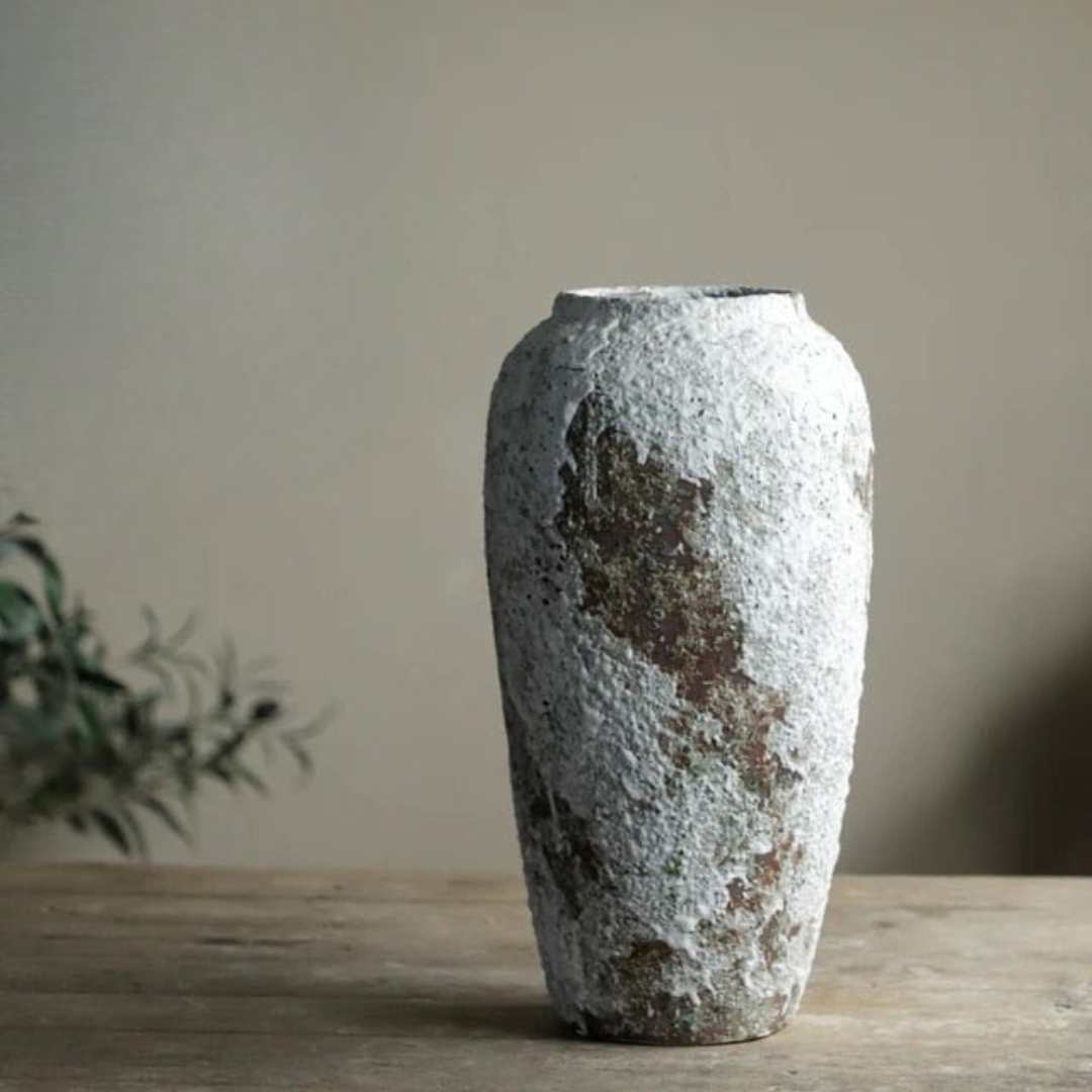 Minimalistyczny dekoracyjny ceramiczny wazon z kamiennym wykończeniem do salonu