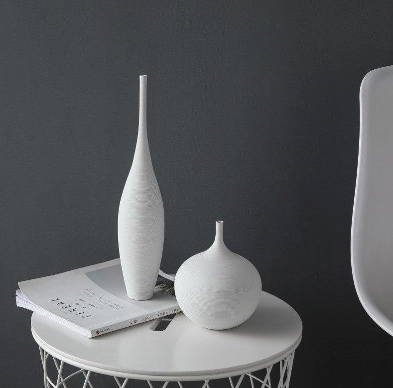 Rzeźbiarski wysoki ceramiczny wazon w stylu art déco o pionowej formie