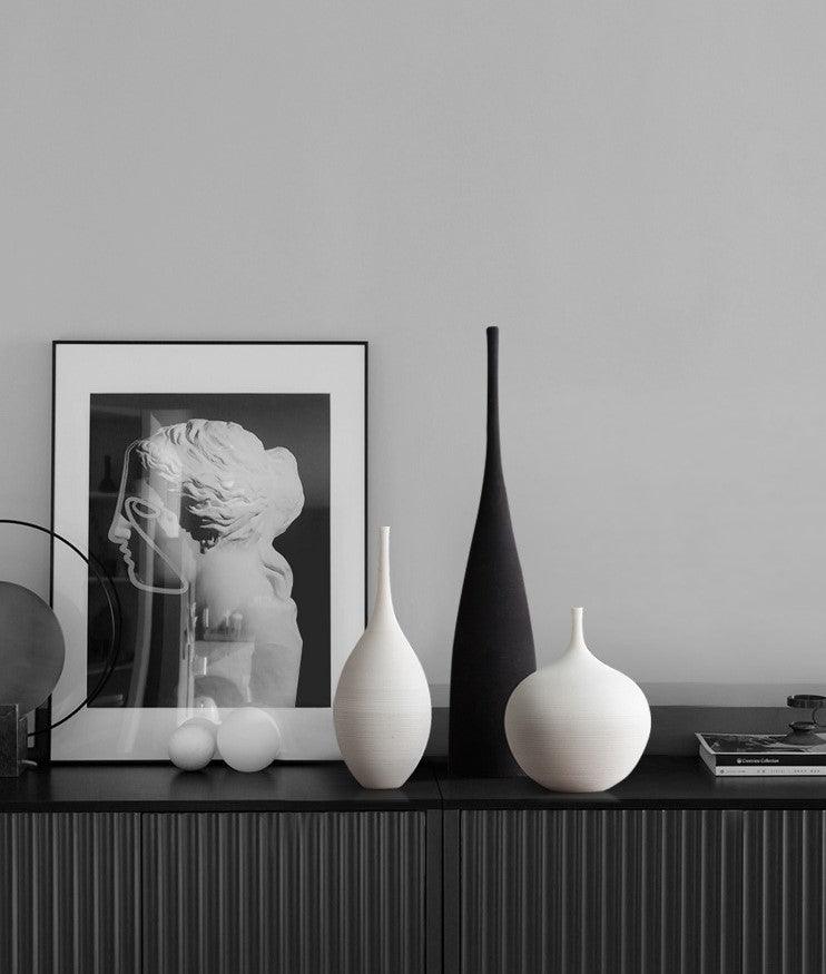 Rzeźbiarski wysoki ceramiczny wazon w stylu art déco o pionowej formie