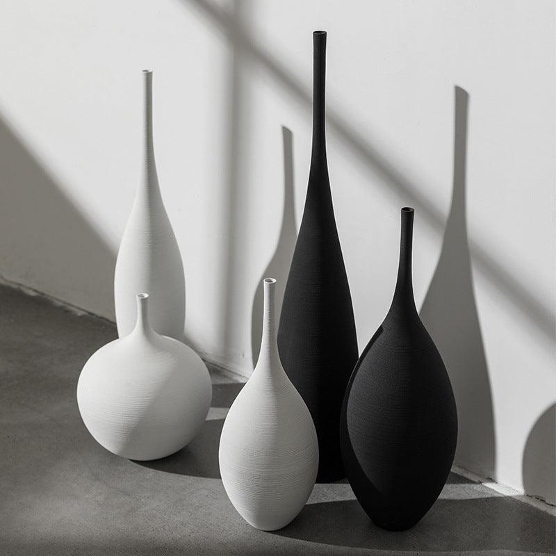 Rzeźbiarski wysoki ceramiczny wazon w stylu art déco o pionowej formie