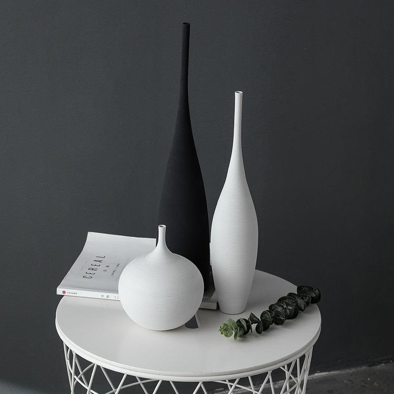Rzeźbiarski wysoki ceramiczny wazon w stylu art déco o pionowej formie
