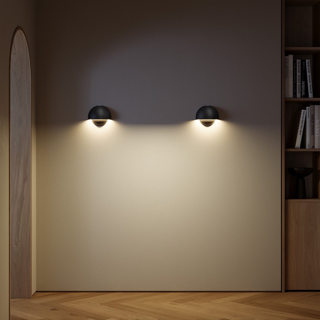 Nowoczesna lampa ścienna z czujnikiem ruchu, zasilana bateriami, z mocowaniem magnetycznym