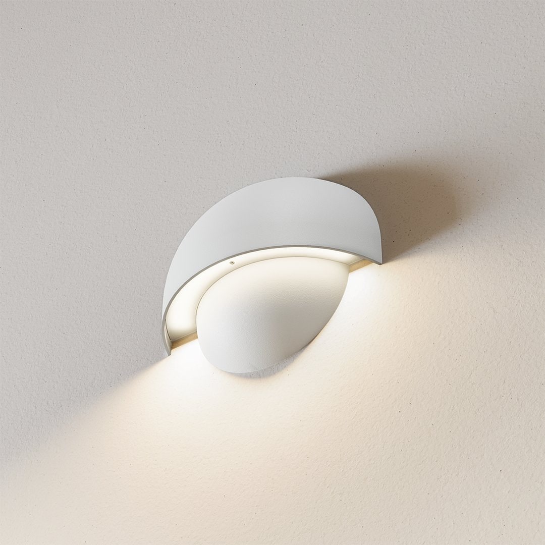 Nowoczesna lampa ścienna z czujnikiem ruchu, zasilana bateriami, z mocowaniem magnetycznym