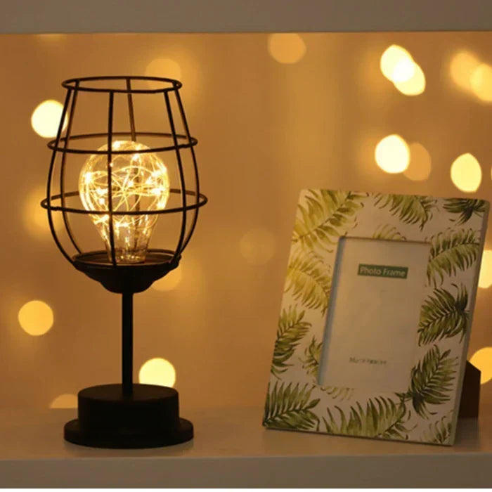 Elegancka nowoczesna metalowa lampa stołowa z materiałowym abażurem, we współczesnym stylu