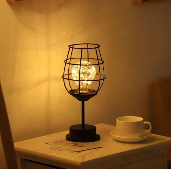 Elegancka nowoczesna metalowa lampa stołowa z materiałowym abażurem, we współczesnym stylu