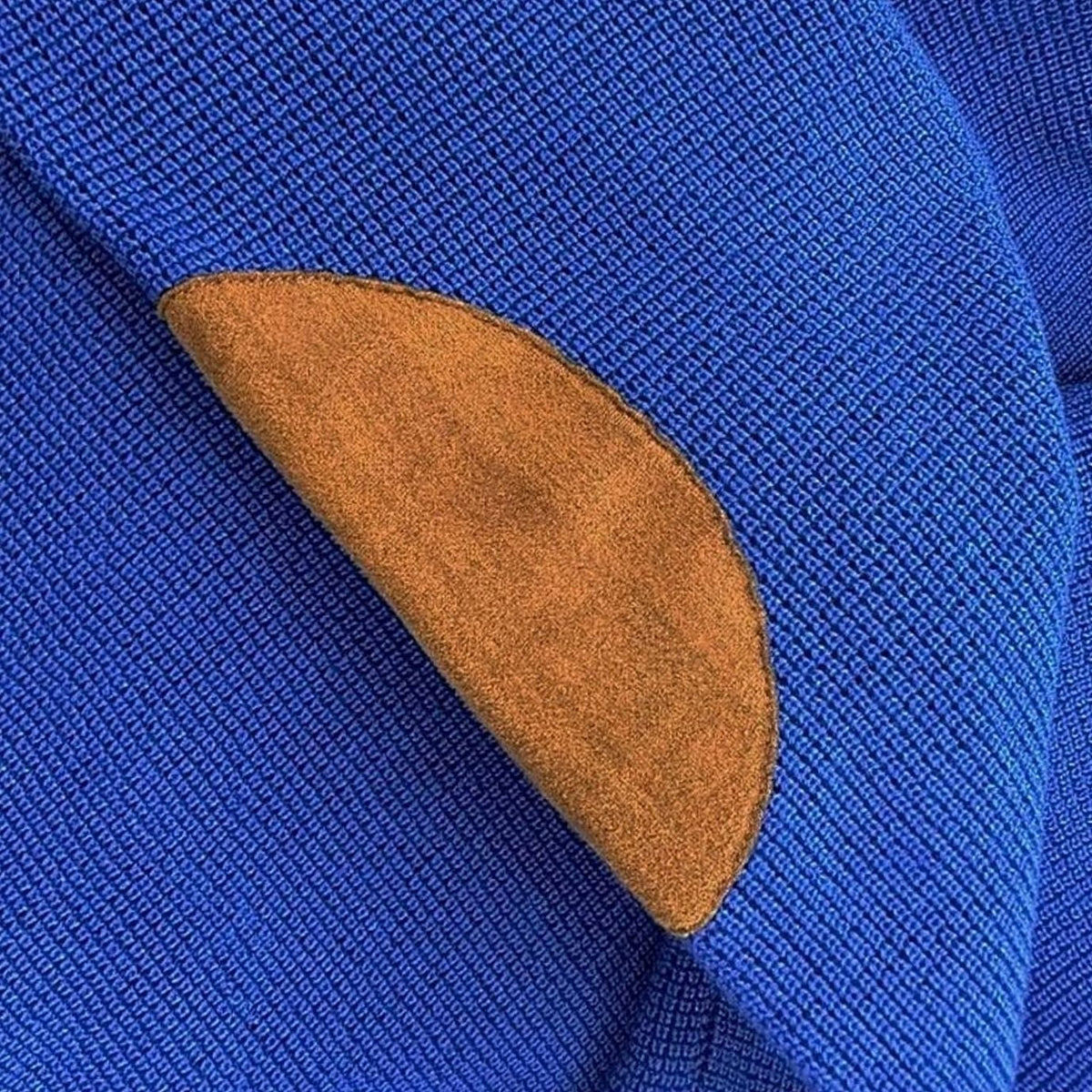 Męski sweter z dzianiny waflowej, z zapięciem pod szyją i łatami na łokciach