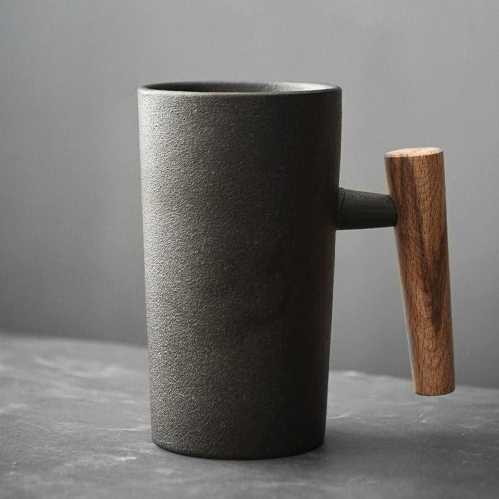 Ceramiczny kubek do kawy latte w nordyckim stylu, z drewnianym uchwytem i naturalną kolorystyką