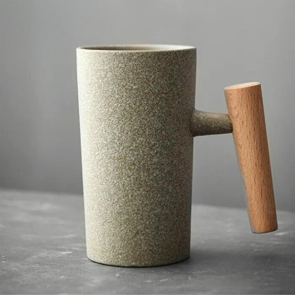 Ceramiczny kubek do kawy latte w nordyckim stylu, z drewnianym uchwytem i naturalną kolorystyką