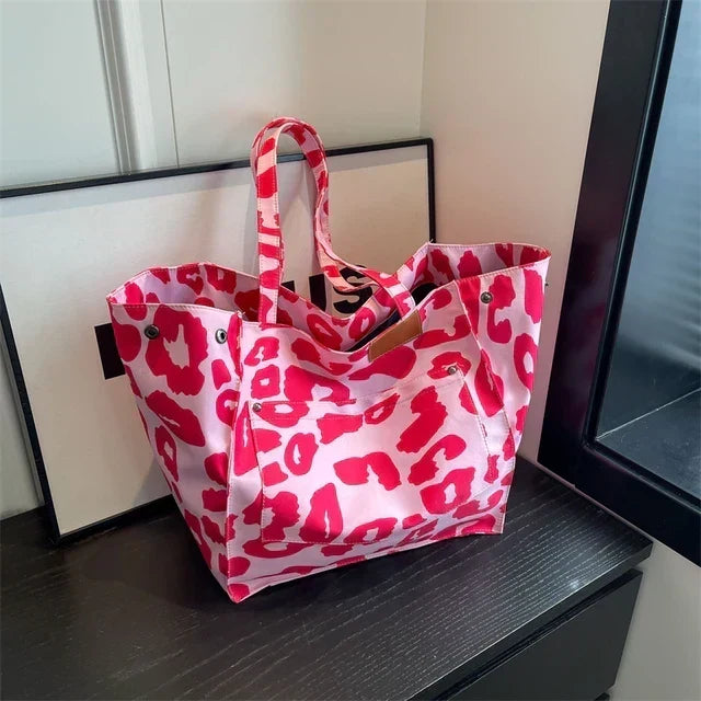 Oversize'owa, pojemna torba typu tote na ramię z płótna w lamparci wzór
