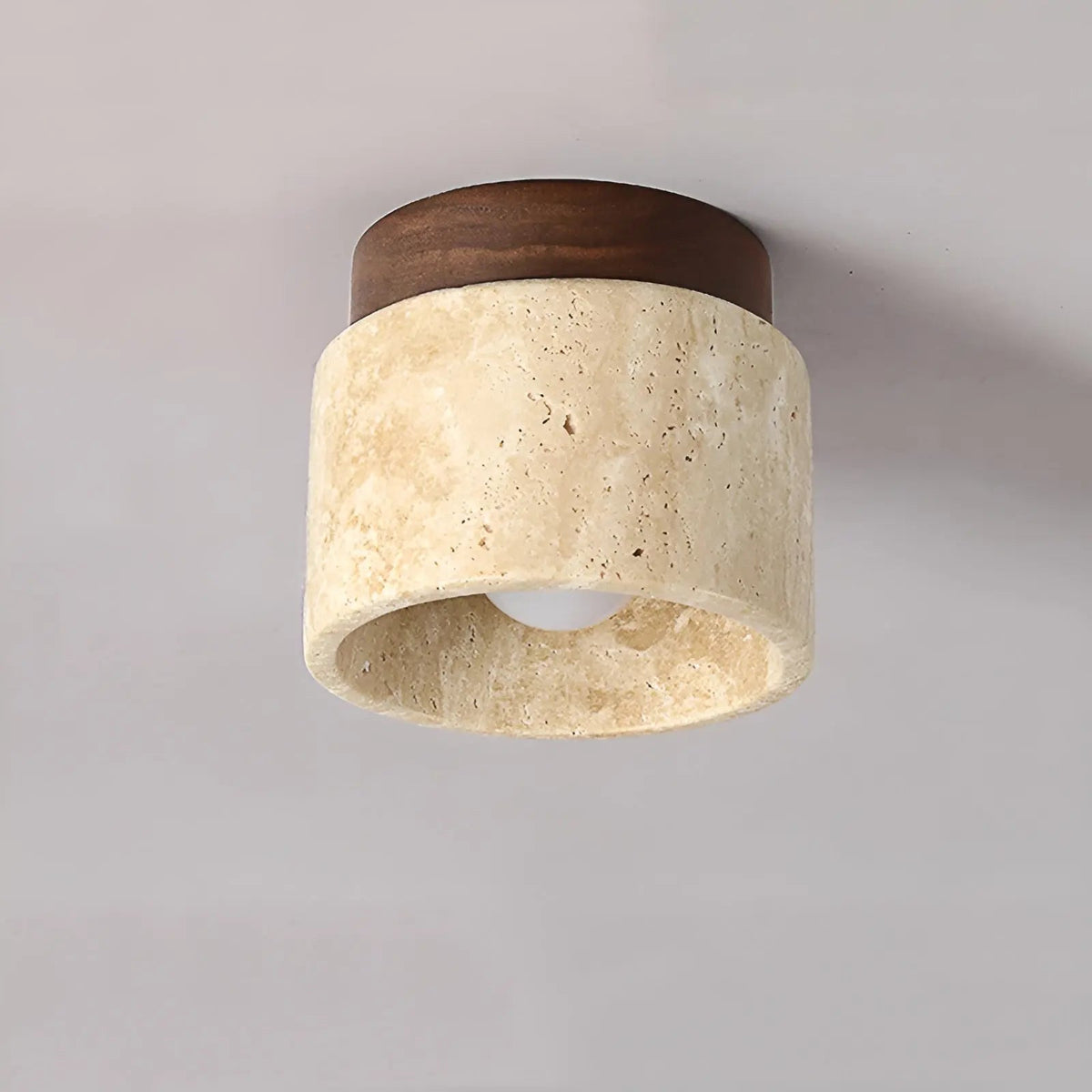 Rustykalna sufitowa lampa z trawertynu i drewna w stylu wabi-sabi