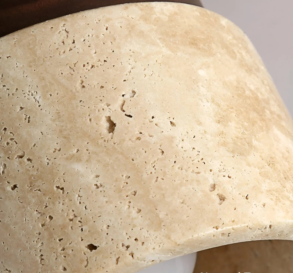 Rustykalna sufitowa lampa z trawertynu i drewna w stylu wabi-sabi
