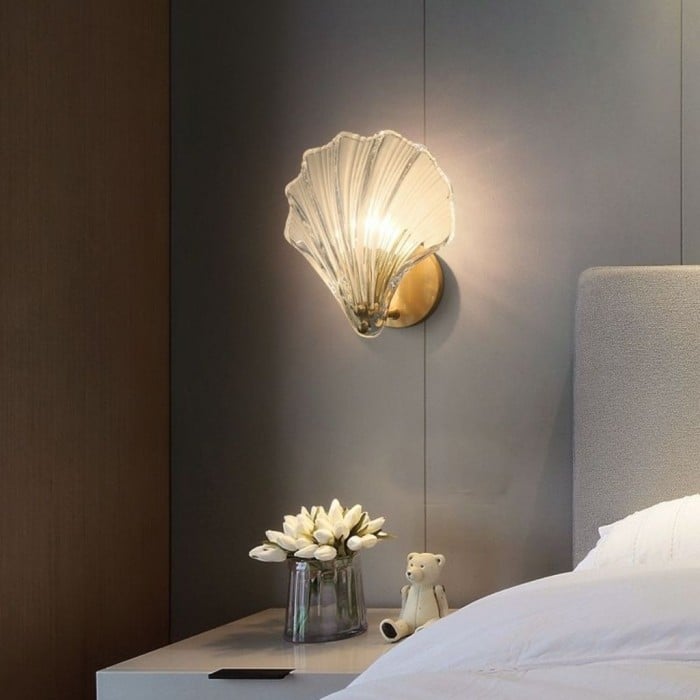 Rzeźbiarska lampa ścienna ze żebrowanym szklanym kloszem w kształcie muszli, w stylu art déco