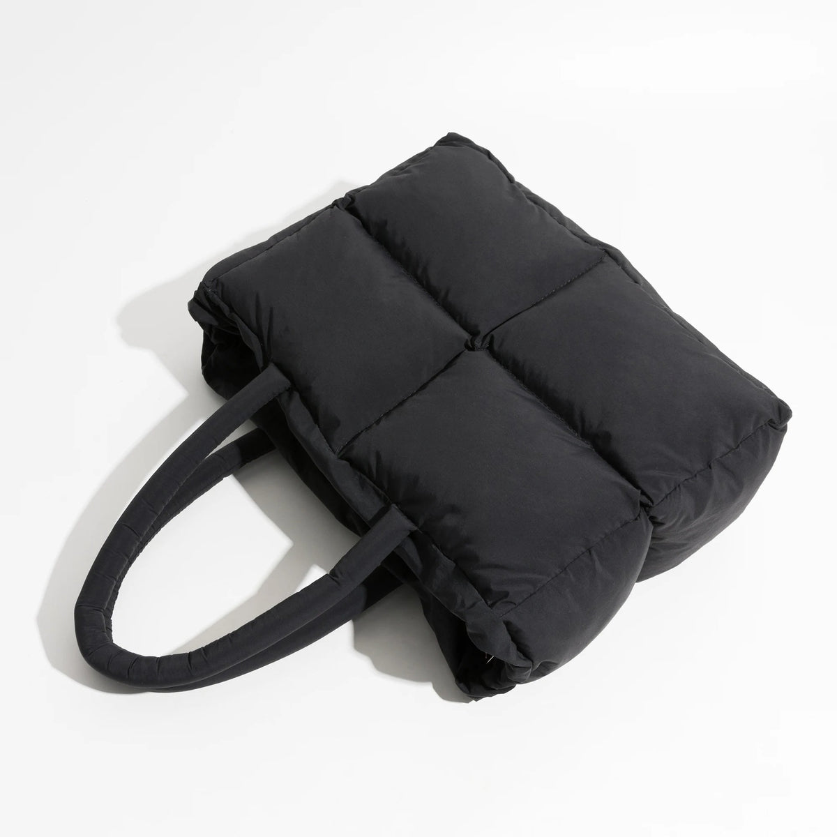 Pikowana nylonowa torba na ramię typu puffer z pojemną przegrodą na laptopa