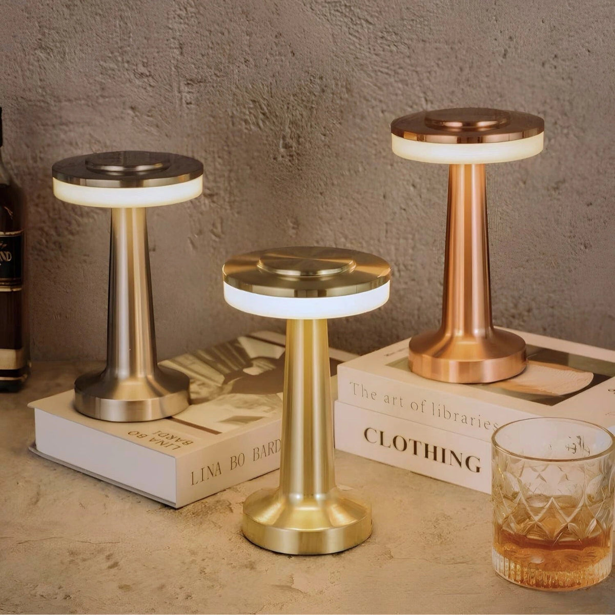 Elegancka przenośna metalowa bezprzewodowa lampka stołowa z regulacją jasności i akumulatorem