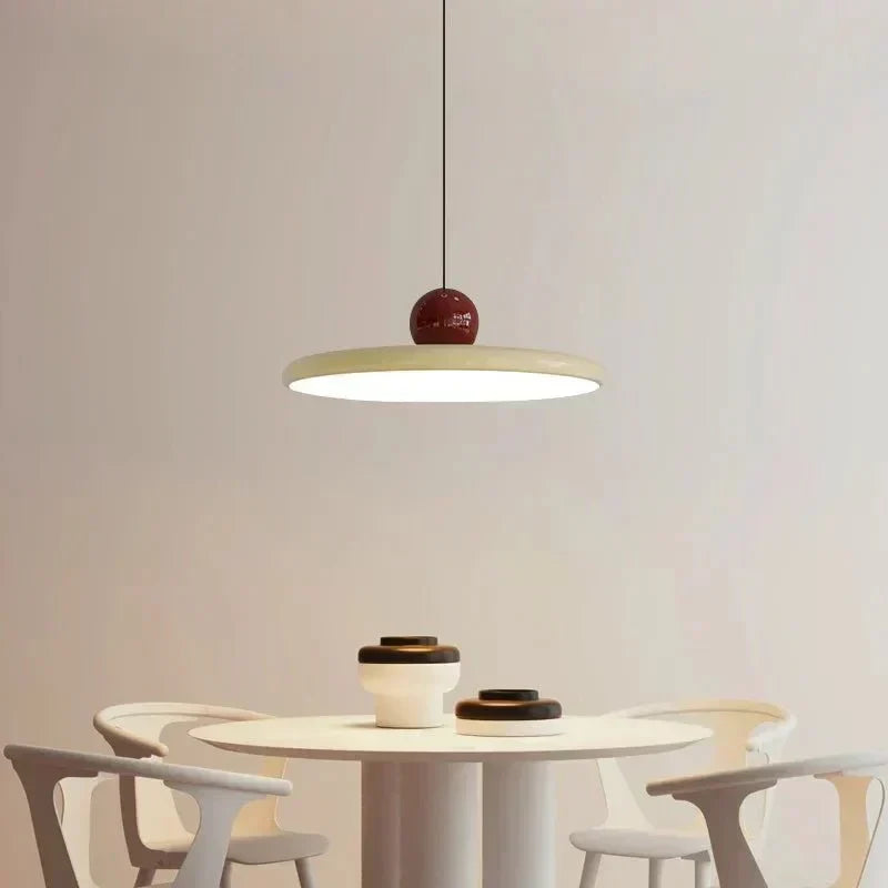 Metalowa lampa wisząca ze szklanym kloszem w kształcie talerza, w stylu Bauhaus