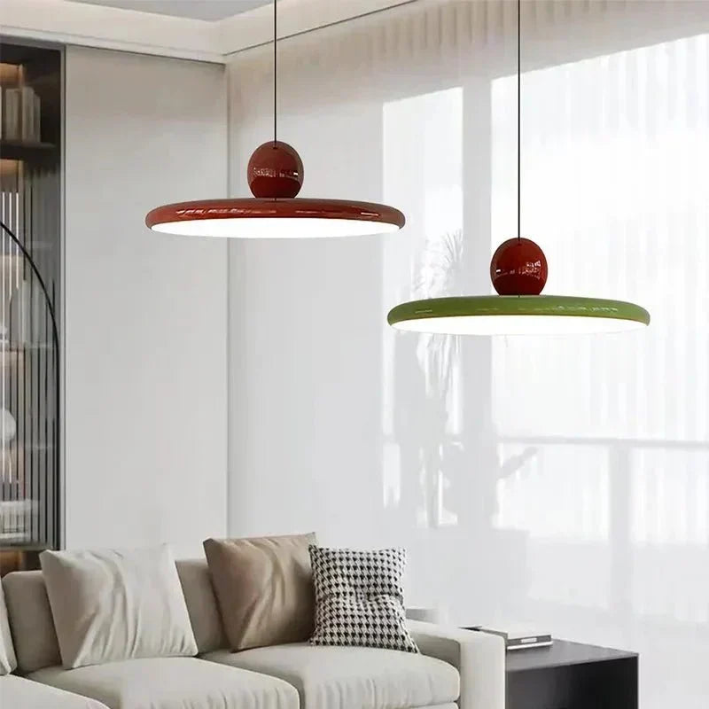 Metalowa lampa wisząca ze szklanym kloszem w kształcie talerza, w stylu Bauhaus