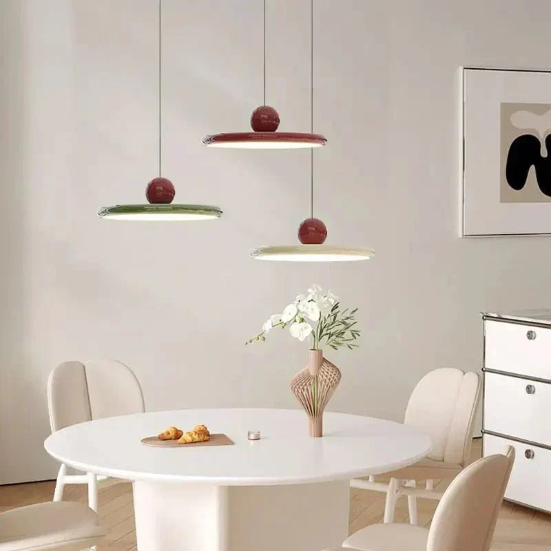 Metalowa lampa wisząca ze szklanym kloszem w kształcie talerza, w stylu Bauhaus