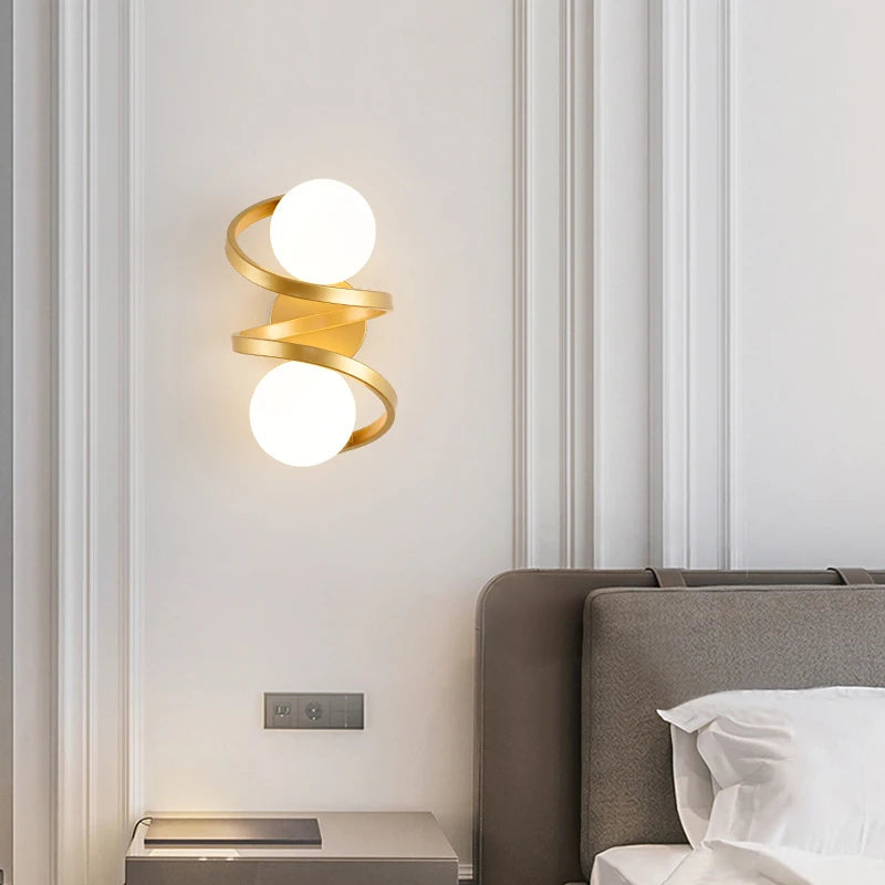 Nowoczesna lampa ścienna z ramą spiralną i matowym szklanym kloszem w kształcie kuli
