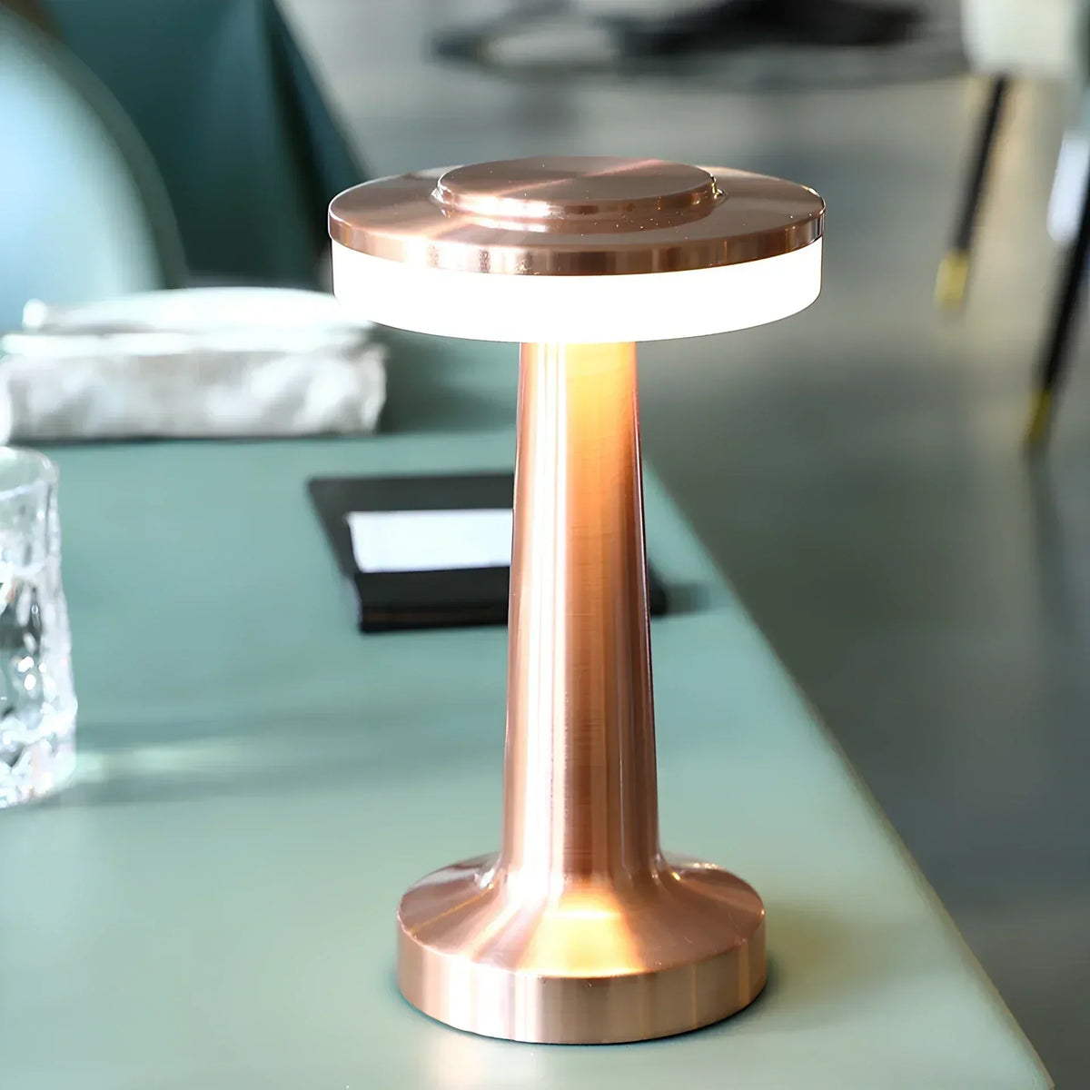 Retro metalowa bezprzewodowa ładowalna lampa stołowa z funkcją ściemniania i nastrojowym światłem