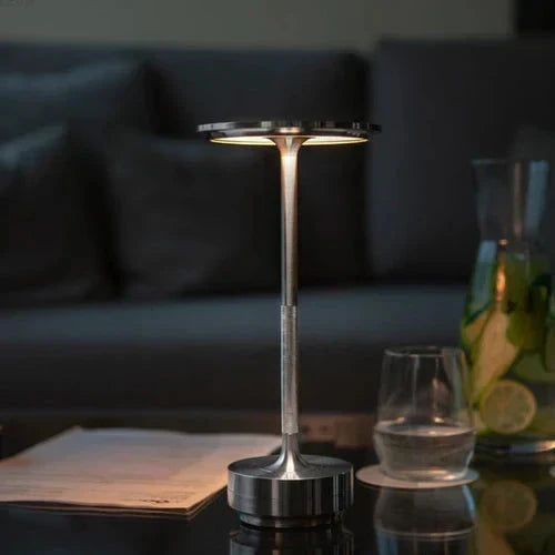 Elegancka bezprzewodowa metalowa przenośna lampa stołowa z funkcją ściemniania i ładowaniem