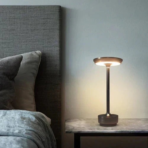 Elegancka bezprzewodowa metalowa przenośna lampa stołowa z funkcją ściemniania i ładowaniem