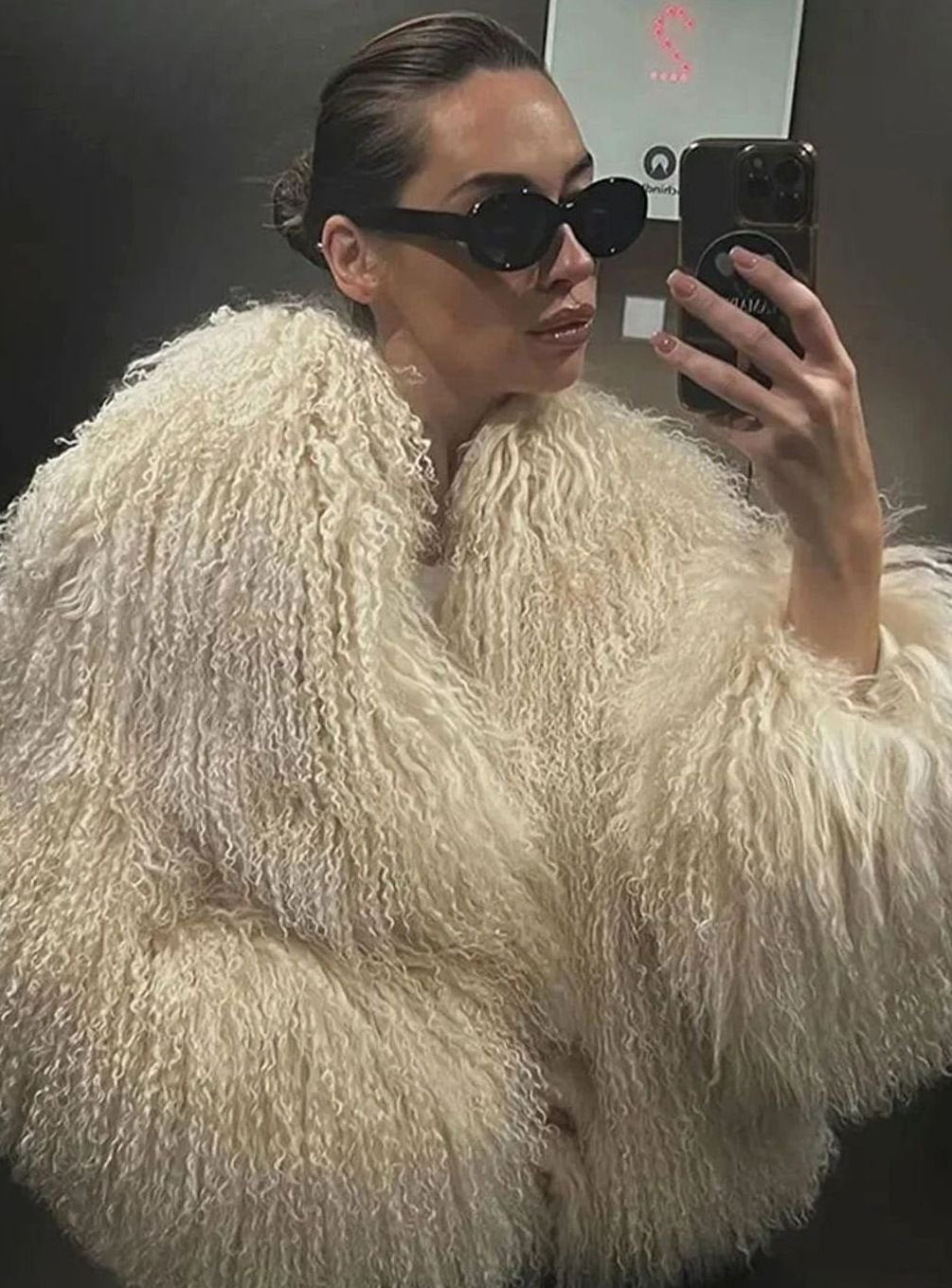 Damska krótka kurtka ze sztucznego futra, elegancka i puszysta