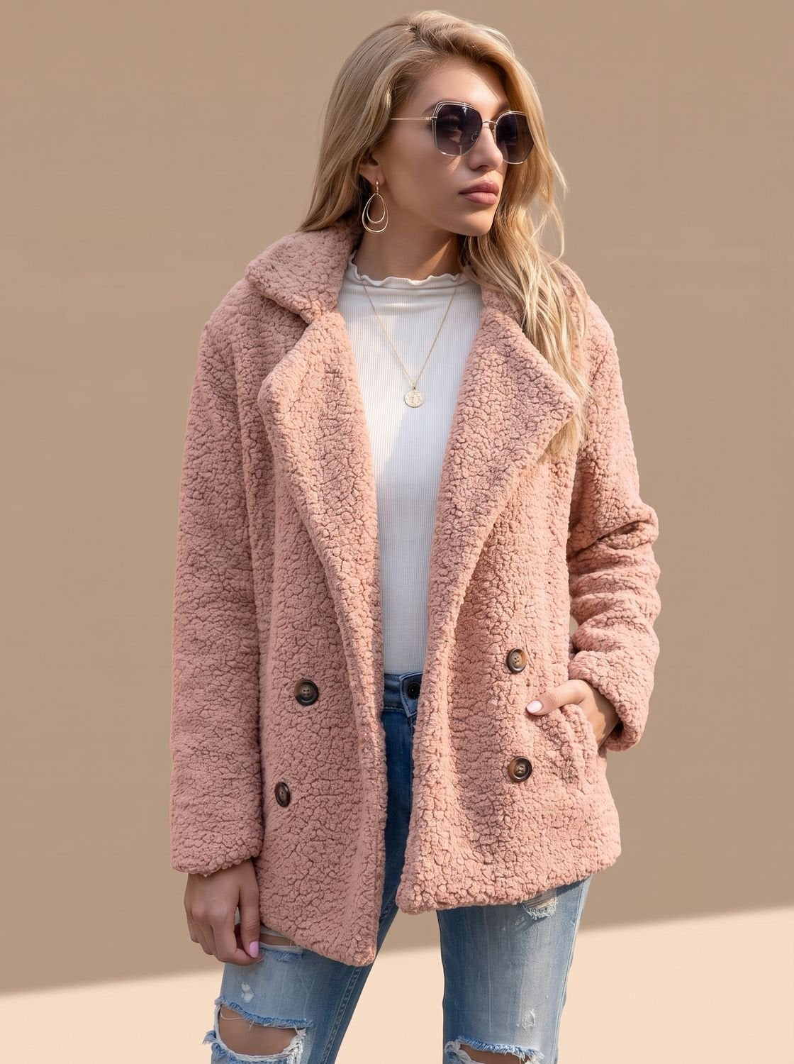 Sienna | Damski dwurzędowy płaszcz teddy ze sztucznego futra z klapami z wyłogami