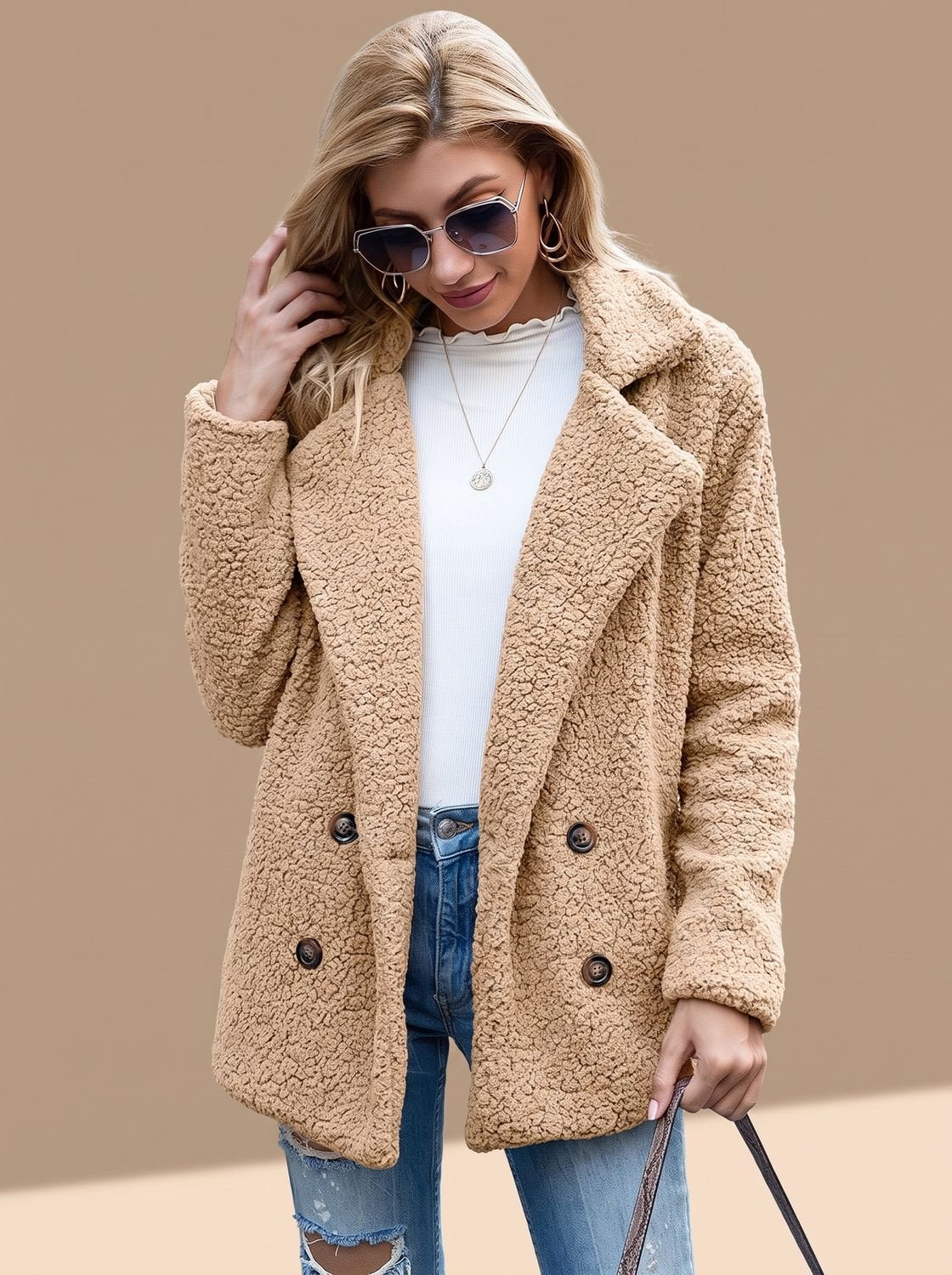 Sienna | Damski dwurzędowy płaszcz teddy ze sztucznego futra z klapami z wyłogami
