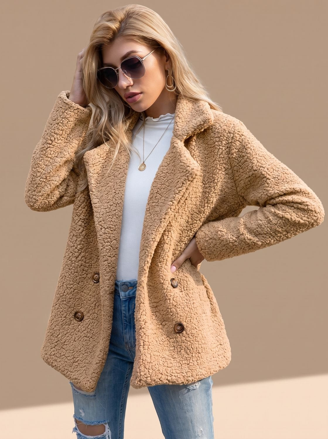 Sienna | Damski dwurzędowy płaszcz teddy ze sztucznego futra z klapami z wyłogami