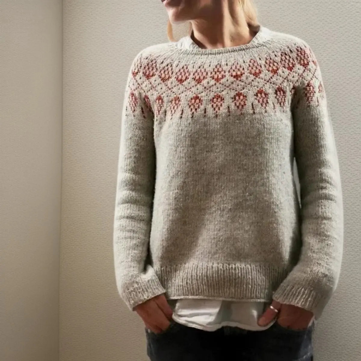 Damski dzianinowy sweter w islandzki wzór Fair Isle, o swobodnym kroju i z okrągłym dekoltem