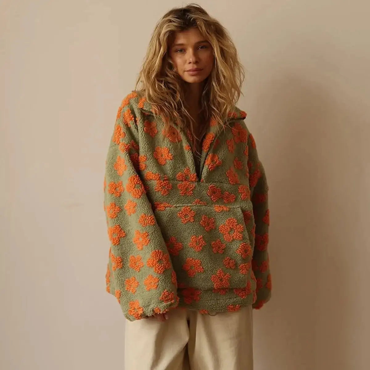 Damski oversize'owy sweter z kwiatowym wzorem z polaru sherpa, zapinany do połowy na zamek