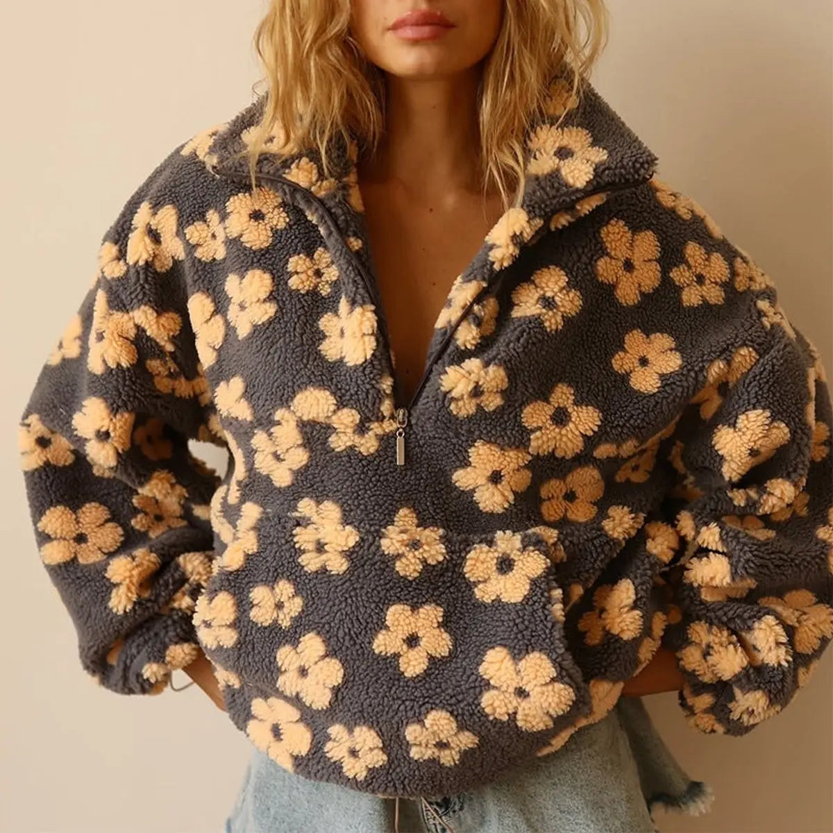 Damski oversize'owy sweter z kwiatowym wzorem z polaru sherpa, zapinany do połowy na zamek