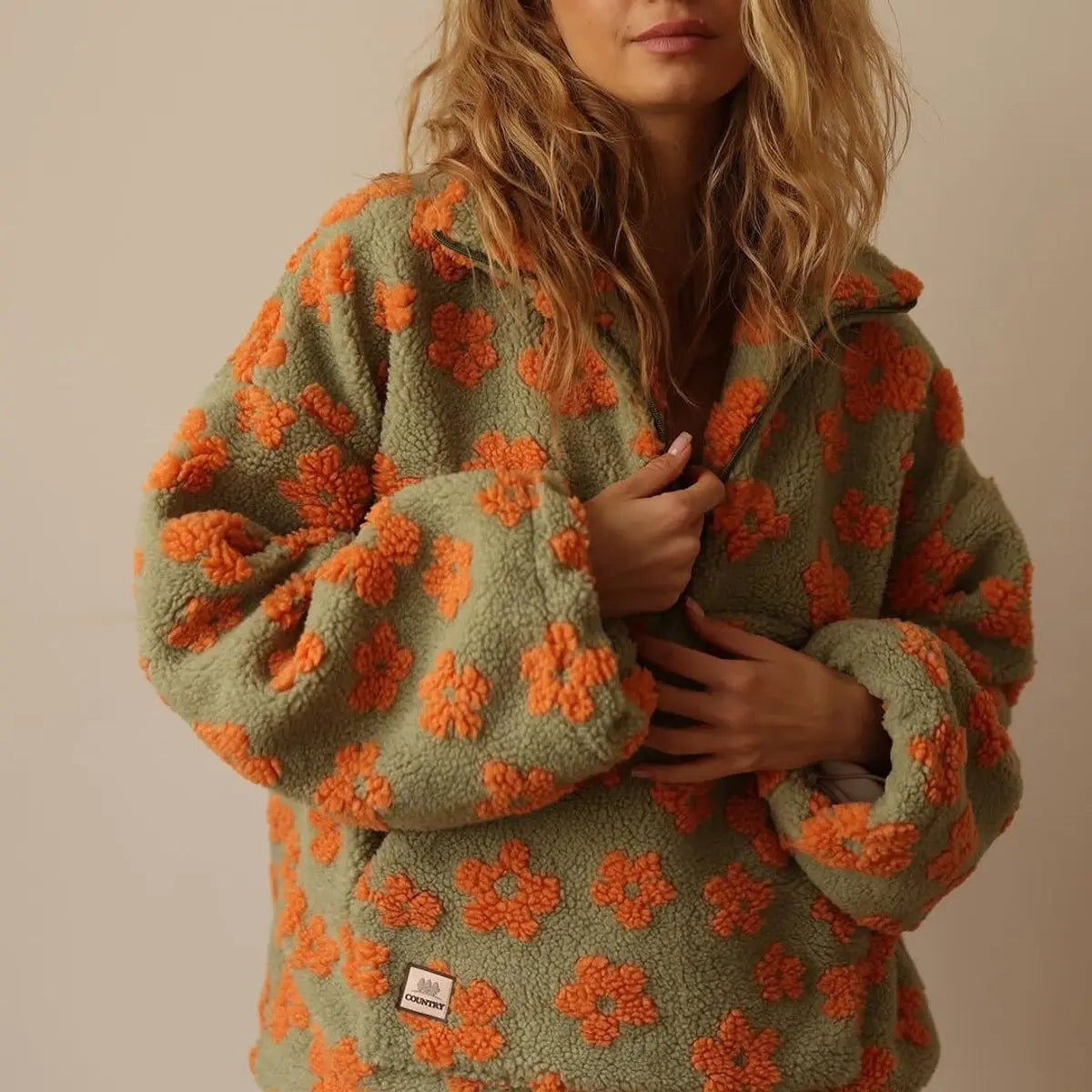 Damski oversize'owy sweter z kwiatowym wzorem z polaru sherpa, zapinany do połowy na zamek