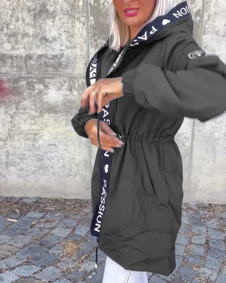 Damski płaszcz midi z kapturem i troczkami, o swobodnym kroju