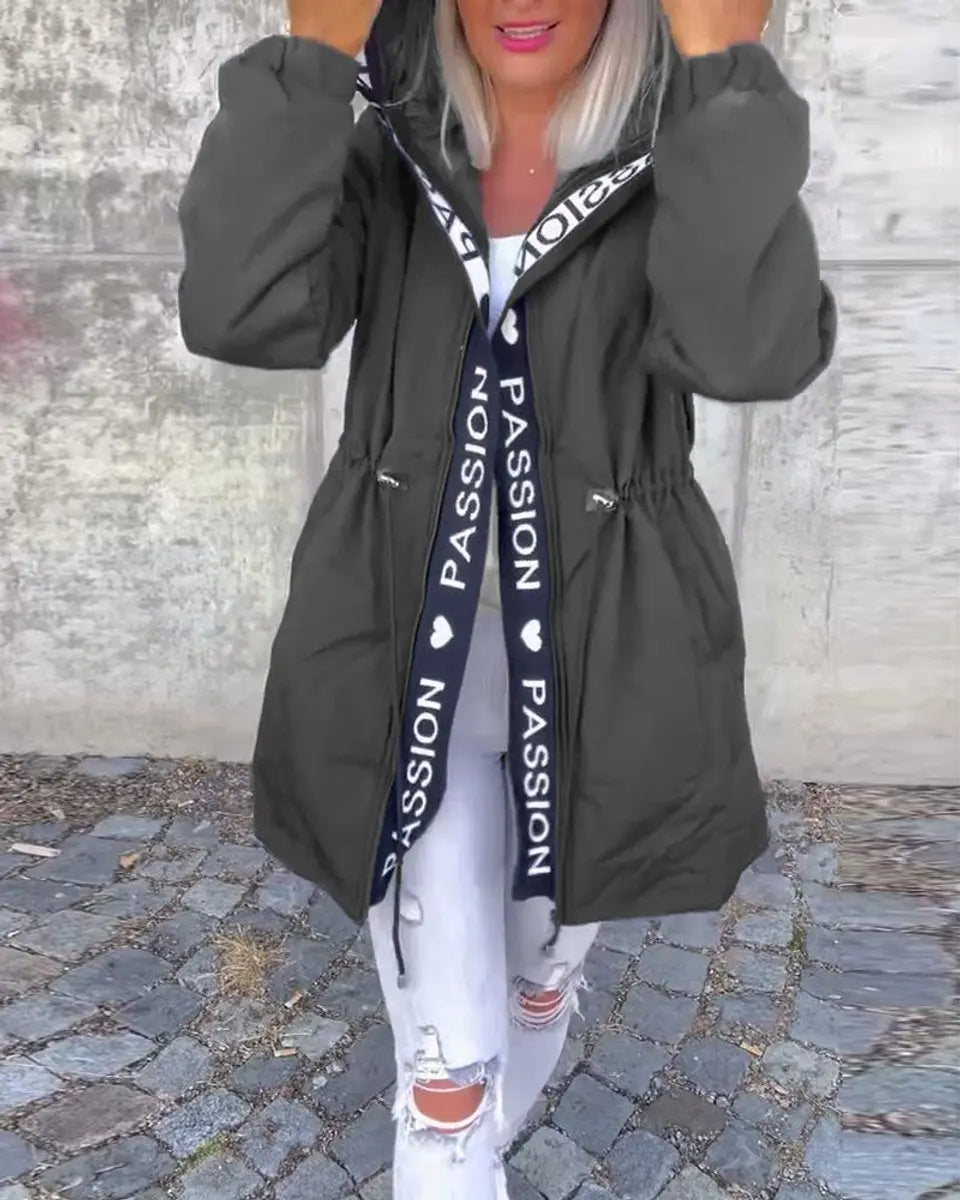 Damski płaszcz midi z kapturem i troczkami, o swobodnym kroju