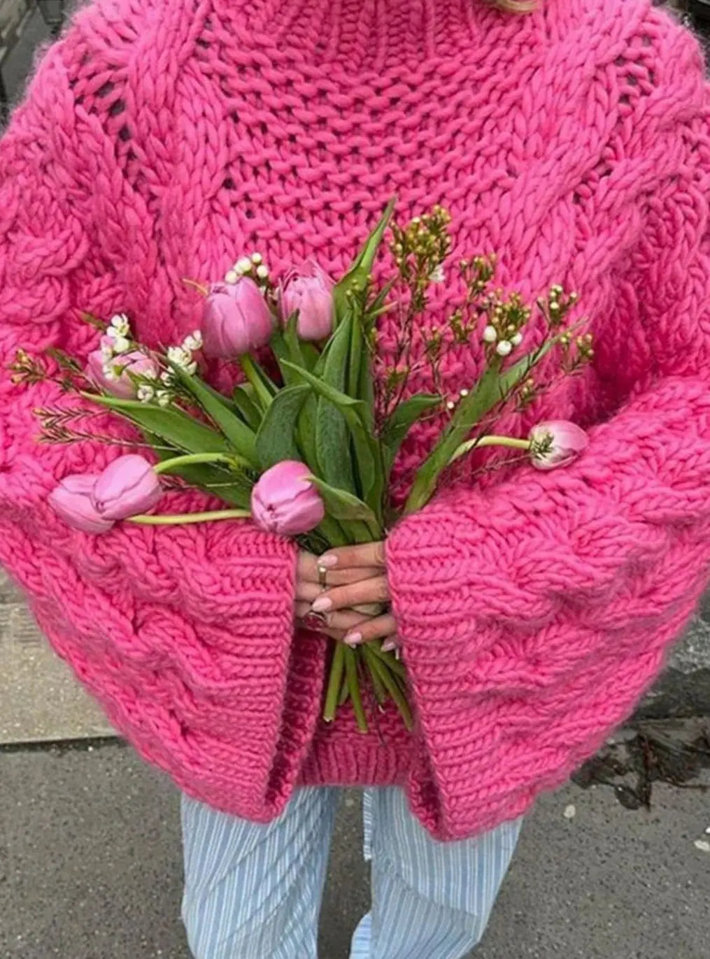 Damski oversize’owy sweter z grubej dzianiny w warkoczowy splot, z obniżoną linią ramion