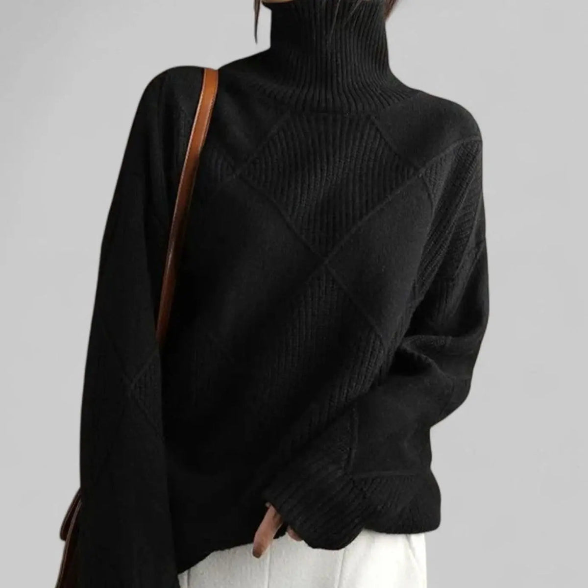 Damski oversize’owy sweter z dzianiny diamentowej z golfem