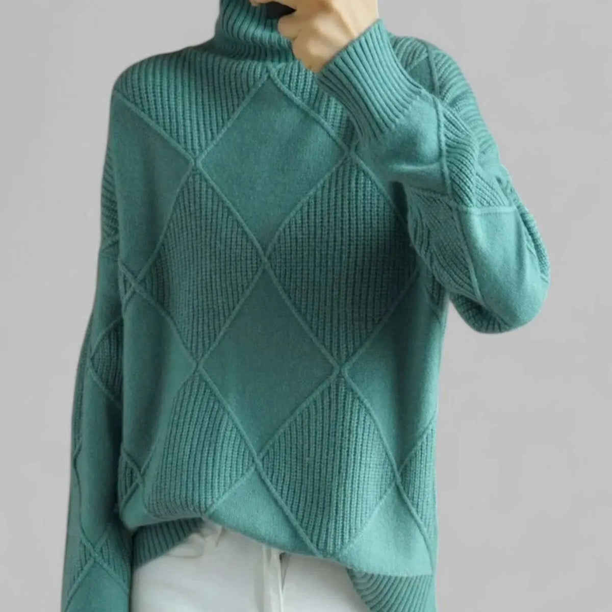 Damski oversize’owy sweter z dzianiny diamentowej z golfem