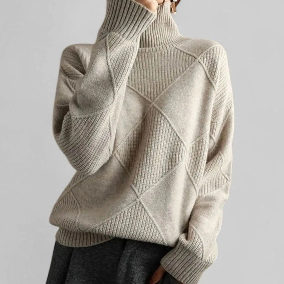 Damski oversize’owy sweter z dzianiny diamentowej z golfem
