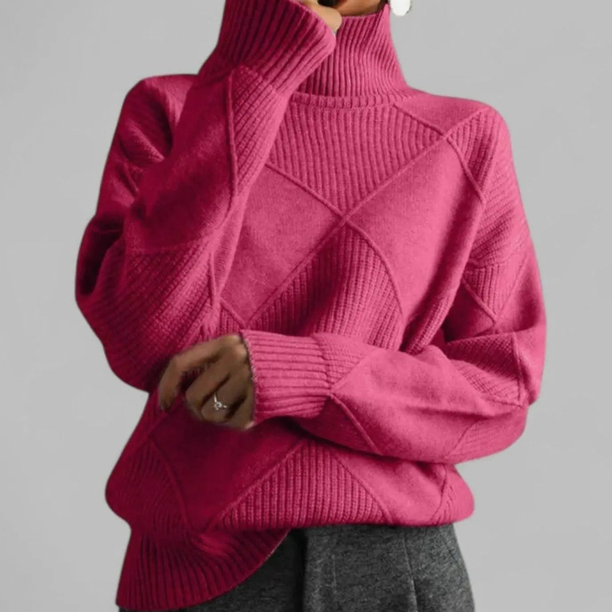 Damski oversize’owy sweter z dzianiny diamentowej z golfem