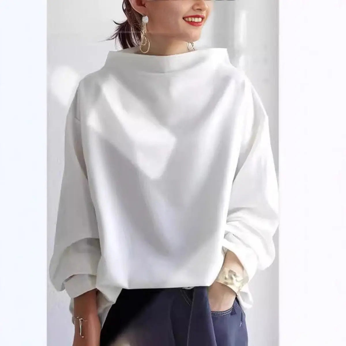 Damski oversize’owy sweter z dzianiny z wysokim kołnierzem, o luźnym kroju